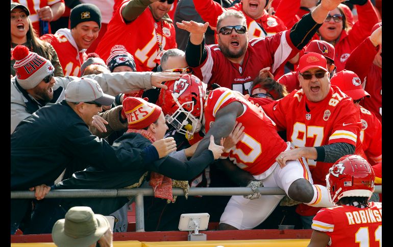 Tyreek Hill, de los Chiefs de Kansas City, festeja con fans un touchdown contra los Cardinals de Arizona, en partido de la NFL en Kansas City, Estados Unidos. AP/C. Riedel