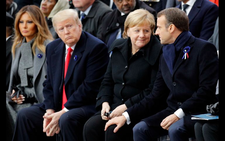 El presidente estadounidense Donald Trump (2 i) observa al presidente francés Emmanuel Macron y la canciller alemana Angela Merkel en una ceremonia en el Arco del Triunfo en París. Líderes de todo el mundo conmemoraron en esta capital el centenario del fin de la Primera Guerra Mundial. AP/F. Mori