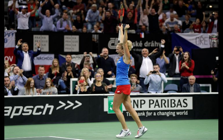 La checa Katerina Siniakova celebra tras derrotar a la estadounidense Sofia Kenin en Praga. La República Checa conquistó la Fed Cup al superar en la final a Estados Unidos por 3-0. AP/P. Josek
