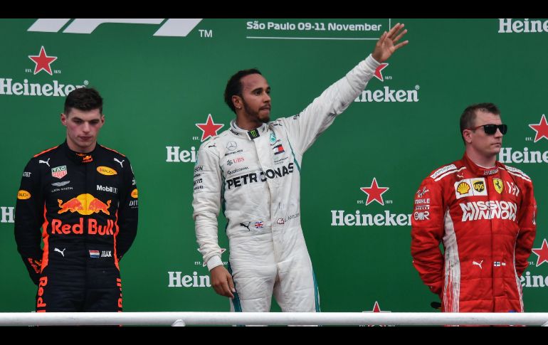 Max Verstappen (i), Lewis Hamilton y  Kimi Raikkonen en el podio.