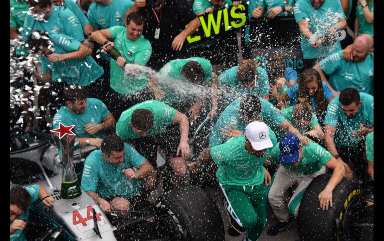 El equipo de Mercedes celebra tras conseguir su quinto título mundial consecutivo de constructores.