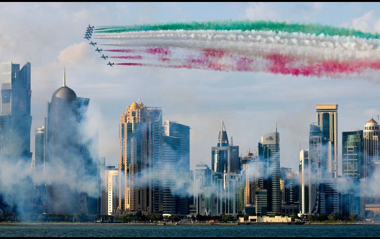 El equipo acrobático Frecce Tricolori (Flechas tricolor) de la fuerza aérea italiana realiza una exhibición en Doha, Qatar. EFE/N. Thekkayil