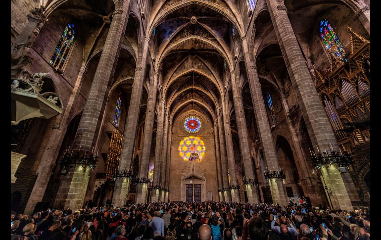 Una multitud asiste a la Catedral de Mallorca para presenciar un fenómeno lumínico único que solo ocurre dos veces al año, cuando la luz del Sol, al penetrar por uno de los rosetones, se proyecta justo debajo del rosetón opuesto. EFE/C. Cladera