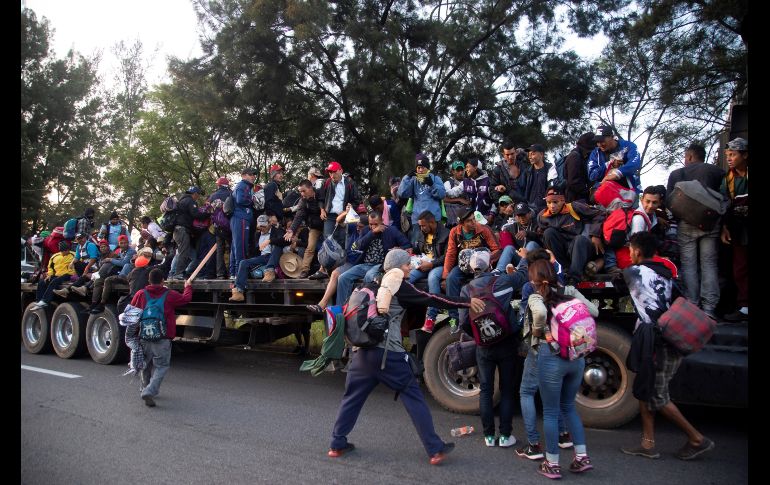 Migrantes centroamericanos se transportan en un camión en Guadalajara. De manera dispersa, la caravana de migrantes retomó su marcha rumbo a Tijuana, lugar desde el cual quieren pedir asilo a Estados Unidos. EFE/F. Guasco