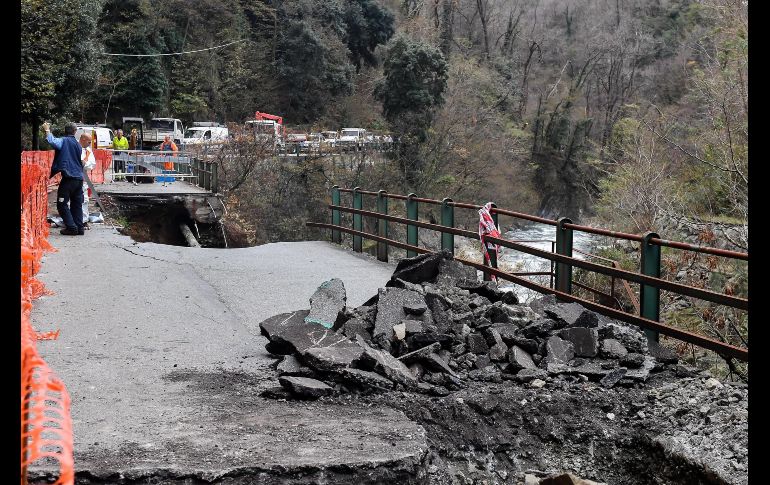 Personas trabajan en el derrumbe de una carretera debido al clima severo en San Carlo di Cese en Val Varenna, Italia. EFE/S. Arveda