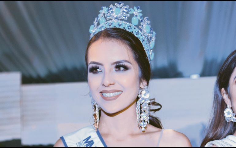 Presume orgullosa la corona que la acredita como la mujer más bella de Jalisco. CORTESÍA
