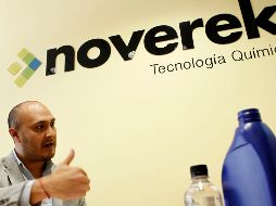 Efraín Arteaga explica las ventajas de utilizar el aditivo Eco One en los procesos de producción de polímeros. EL INFORMADOR/A. Camacho