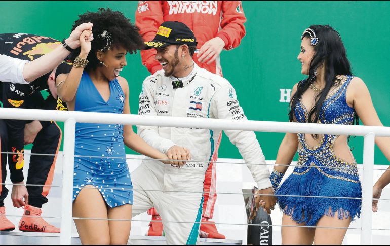 Lewis Hamilton celebró el triunfo bailando samba en el podio. Antes, Max Verstappen confrontó (recuadro) y empujó a Esteban Ocon por el choque en la vuelta 44. EFE / S. Moreira