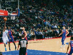 Tony Parker (#9) aportó 24 puntos en la victoria de los Hornets sobre los Pistons de Detroit. AFP / C. Schwegler