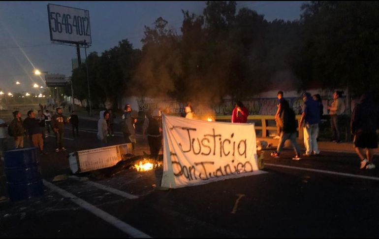 La noche del domingo, decenas de autos y negocios quedaron destrozados por operativo de policías de la Ciudad de México en San Juanico, quienes presuntamente perseguían a delincuentes. TWITTER / @El_Universal_Mx