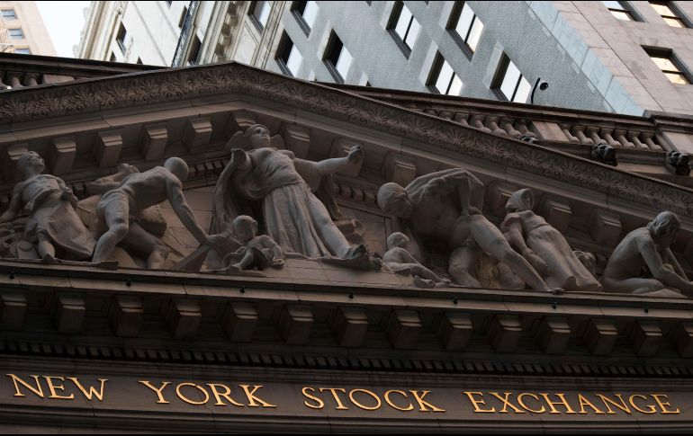 El índice industrial Dow Jones cerró el viernes con una baja de 201.92 puntos, al quedar en 25 mil 989.30 unidades. AP / ARCHIVO