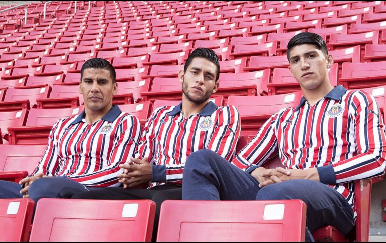 Se divulgó una imagen de los jugadores Carlos Salcido, Gael Sandoval y Alan Pulido portando la nueva camiseta. También se informó que sólo saldrán a la venta 2018 unidades. TWITTER / @ Chivas