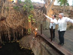 Previo a la reunión, Andrés Manuel recorrió con el gobernador de Yucatán los cenotes que se encuentran en la región centro de la ciudad. TWITTER / @MauVila
