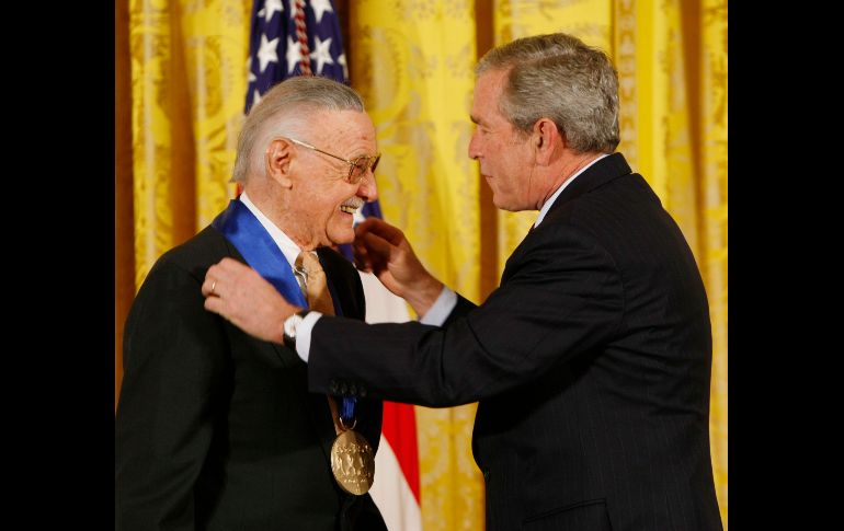 En noviembre de 2008 recibió del presidente estadounidense George W. Bush la  National Medals of Arts.