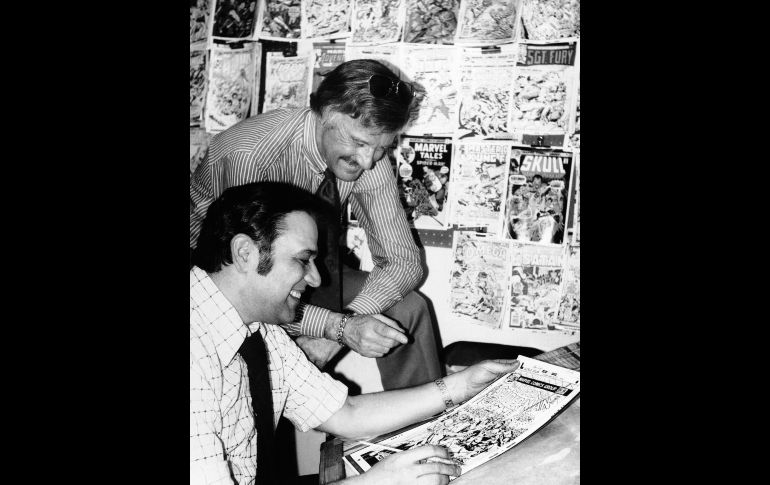 Lee (de pie) con el artista John Romita en las oficians de Marvel en Nueva York, en enero de 1976. Lee comenzó a trabajar para Timely Comics, origen de Marvel, en 1939. En los años 60, con Marvel revolucionó el mundo del 