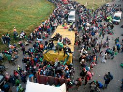 Migrantes abordan tráileres, camiones de pasajeros y camionetas en su camino hacia Jalisco. AFP / A. Estrella