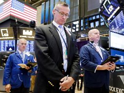 Trabajadores de la bolsa respetan un minuto de silencio con motivo del Día de los Veteranos durante su jornada laboral. EFE/J. Lane