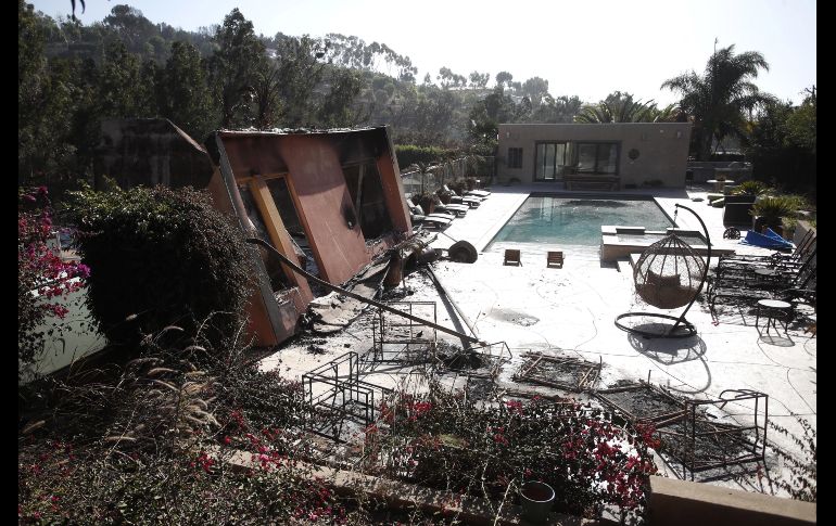 Una casa destruida cerca a una propiedad de la artista estadounidense Miley Cirus en Malibú. Cyrus afirmó que su 