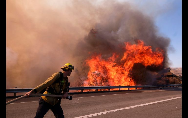 Una autopista este lunes en Simi Valley. Incendios que desde el jueves queman el norte de California han dejado gran devastación y causado al menos 31 muertos.