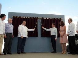 El mandatario develó las placas inaugurales del Centro Estatal de Oncología 
