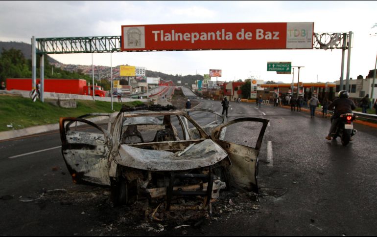 Personas prendieron fuego a las barricadas, a fin de continuar con el cierre de la autopista. NTX / F. Estrada