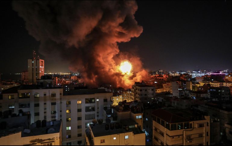 El edificio, en el noroeste de la ciudad de Gaza, recibió el impacto de hasta ocho misiles después de que Hamás lo evacuara tras recibir una llamada anónima anunciando el ataque. EFE/M. Saber