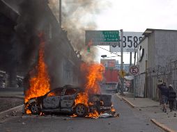 Los habitantes incendiaron una patrulla y bloquearon la autopista. EFE