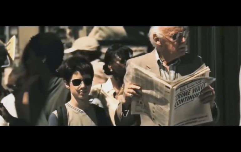 “Daredevil” (2003). El personaje de Stan camina sin cuidado mientras lee un periódico, cuando un niño ciego con mucha intuición lo detiene con su bastón para evitar que lo atropellen.