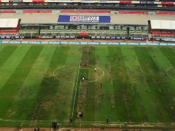 El pasto híbrido que se colocó en el Estadio Azteca no ha mostrado su mejor versión y el sábado pasado regaló esta imagen para el juego entre Cruz Azul y Lobos BUAP. EL UNIVERSAL