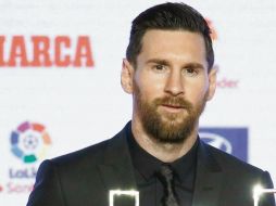 Lionel Messi muestra su trofeo de máximo goleador de la Liga de España. EFE