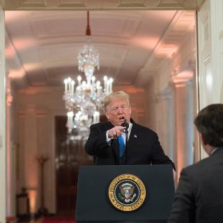 CNN demanda a la Casa Blanca por retirar acreditación a periodista