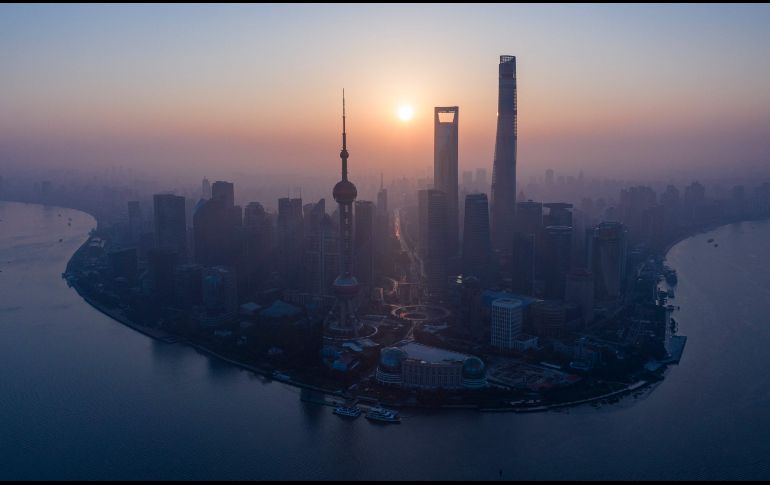 El amanecer en el distrito financiero Lujiazui, en la ciudad china de Shanghái. AFP/J. Eisele