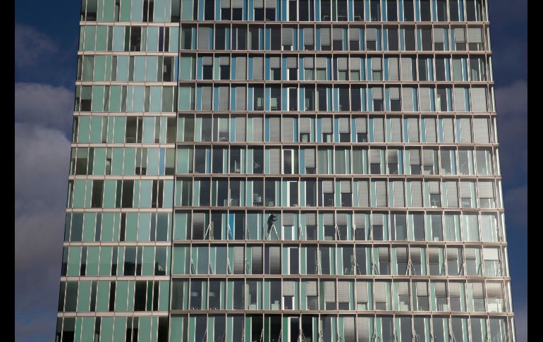 Un trabajador limpia ventanas en un edificio de Ámsterdam, Holanda. AP/P. Dejong