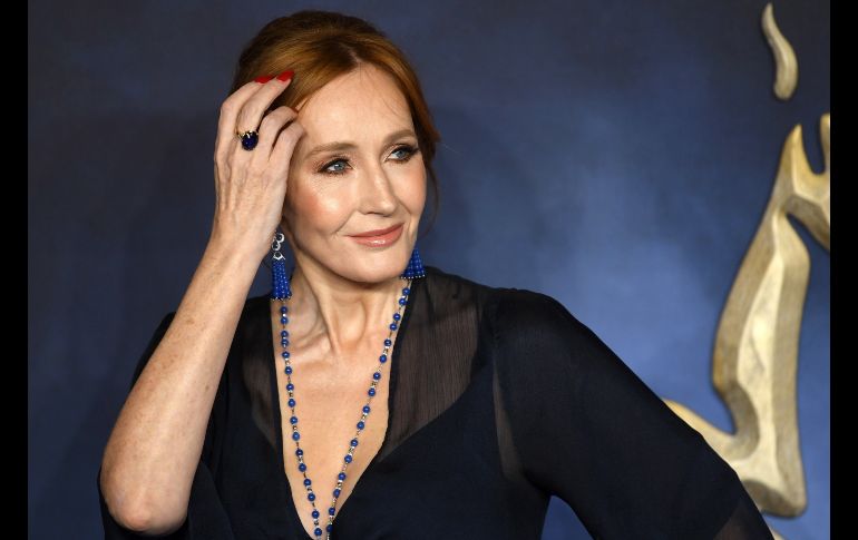La escritora J.K Rowling posa a su llegada al estreno de la película 