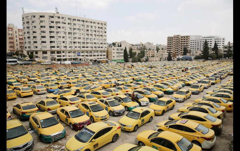 Cientos de taxis se estacionan frente al Parlamento, durante una protesta de los profesionales del sector contra la actividad de los vehículos de alquiler con conductor en Amán, Jordania. EFE/A.Pain