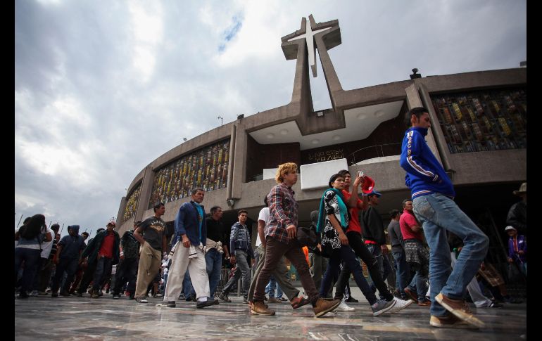 Integrantes de la segunda caravana de migrantes centroamericanos rumbo a Estados Unidos arriban a la Basílica de Guadalupe, en Ciudad de México. EFE/ M. Ascencio