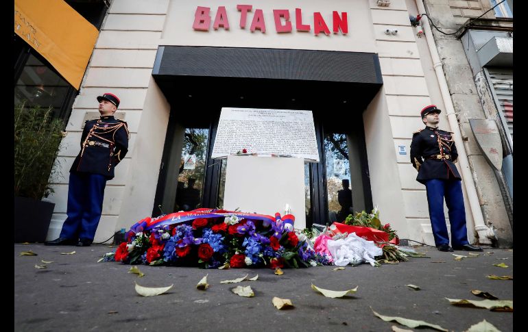Guardias vigilan frente a la sala Bataclan en París, durante una ceremonia por el tercer aniversario de los ataques terroristas, que dejaron 130 víctimas mortales. AFP/B. Tessier