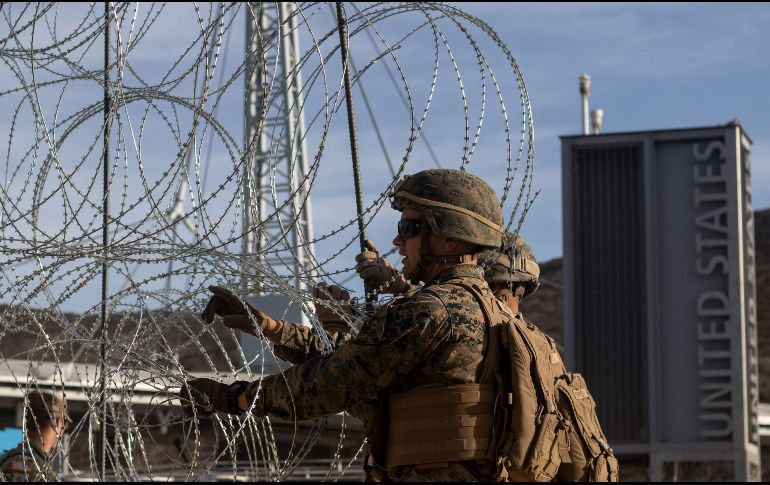 Militares colocan una barrera en el cruce de San Ysidro, California, fronterizo con Tijuana. La acción forma parte de las medidas ante la llegada de la caravana migrante que atraviesa México. AFP/G. Arias