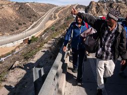 A su llegada, el éxodo fue custodiado por elementos de la Policía Federal y Municipal y por personal del INM, quienes los trasladaron al desayunador Padre Chava; señalan que allí sólo permanecerán 40 personas debido a la capacidad del lugar . AFP / G. Arias