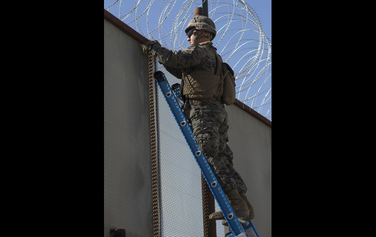 Un marino coloca alambre en el cruce de Otay Mesa el 12 de noviembre. ESPECIAL/US Marine Corps/Sgt. Asia J. Sorenson