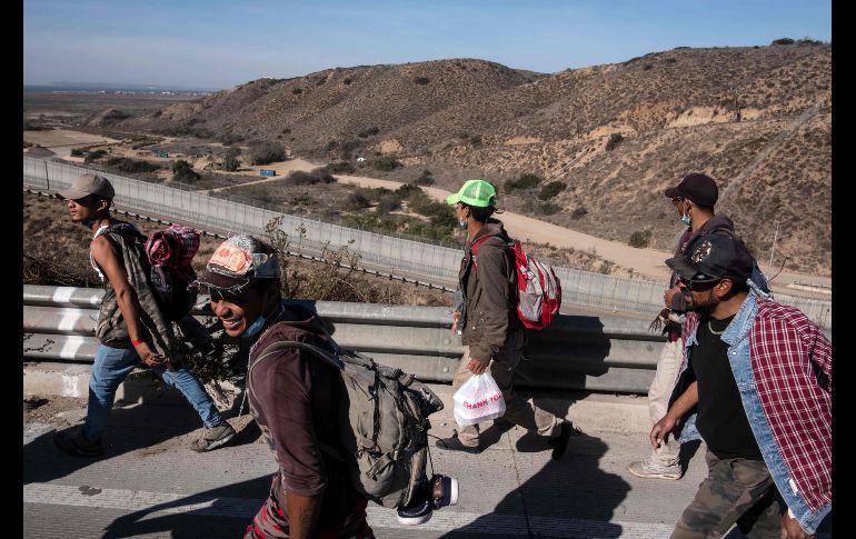 Un grupo de la caravana migrante camina por una carretera en Tijuana. AFP/G. Arias