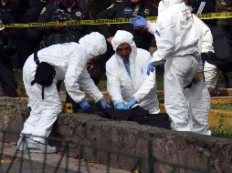 Peritos examinan la maleta hallada en la Unidad Habitacional Primo de Verdad en Tlatelolco. SUN/A. Martínez