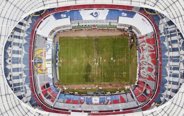 Personal de la NFL y de mantenimiento de la cancha del Estadio Azteca hicieron una inspección sobre el terreno de juego, el cual no terminó por cumplir con los estándares que exige la Liga para la celebración de un partido. AFP /