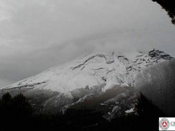 La caída de nieve o aguanieve en zonas montañosas, afecta también al volcán Popocatépetl, el cual amanece este miércoles cubierto de nieve. TWITTER / @PC_Estatal