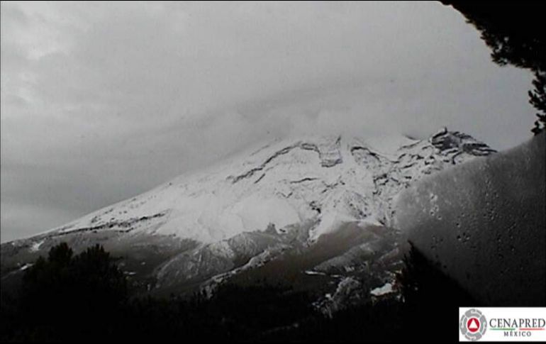 La caída de nieve o aguanieve en zonas montañosas, afecta también al volcán Popocatépetl, el cual amanece este miércoles cubierto de nieve. TWITTER / @PC_Estatal