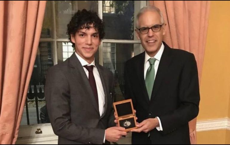 El embajador de México en Reino Unido, Julián Ventura, entregó el diploma y una medalla de plata acuñada especialmente por la Casa de Moneda. TWITTER / @IsaacHdezF