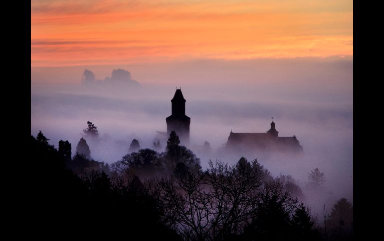 El castillo Kronberg se observa entre la niebla que cubre la ciudad alemana de Fráncfort. AP/M. Probst