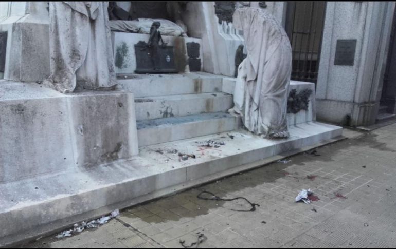 El mausoleo de Ramón Falcón sufrió pequeñas afectaciones tras la explosión. TWITTER/@martincandalaft