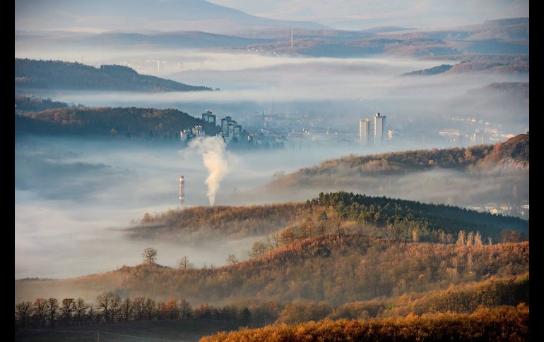 Humo y neblina sobre Salgótarján, Hungría. Según informes, la contaminación en la capital y otras cuatro ciudades del país han alcanzado niveles insalubres. EFE/P. Komka
