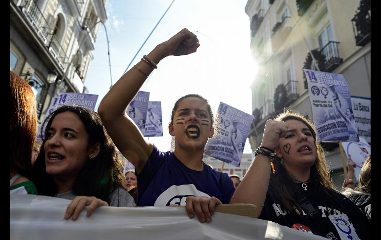 Mujeres protestan contra el machismo y sexismo en los salones de clases, durante una huelga convocada por estudiantes en Madrid, España. AFP/O. Del Pozo